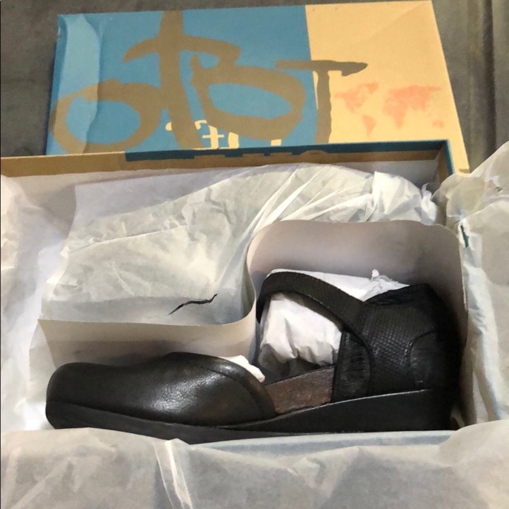 New! OTBT Women's Companion Mary Jane Wedge, Black - Picture 6 of 6